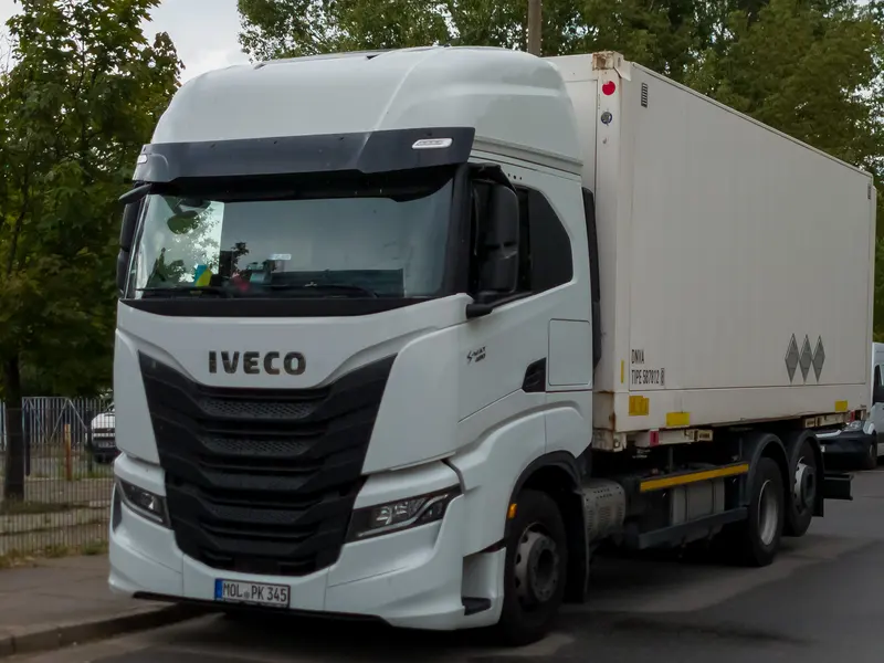 Caminhão Iveco S-Way visto de frente