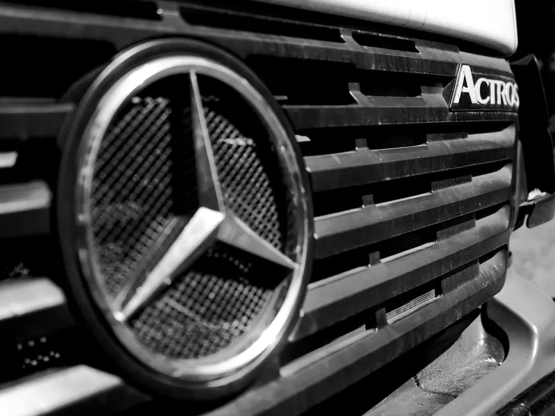 Grade e estrela de um caminhão Mercedes-Benz Actros