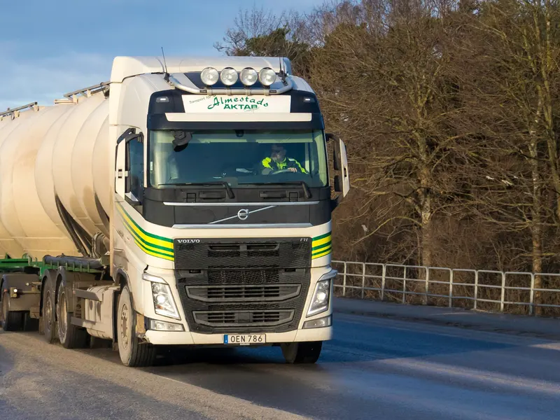 Caminhão Volvo FH na estrada